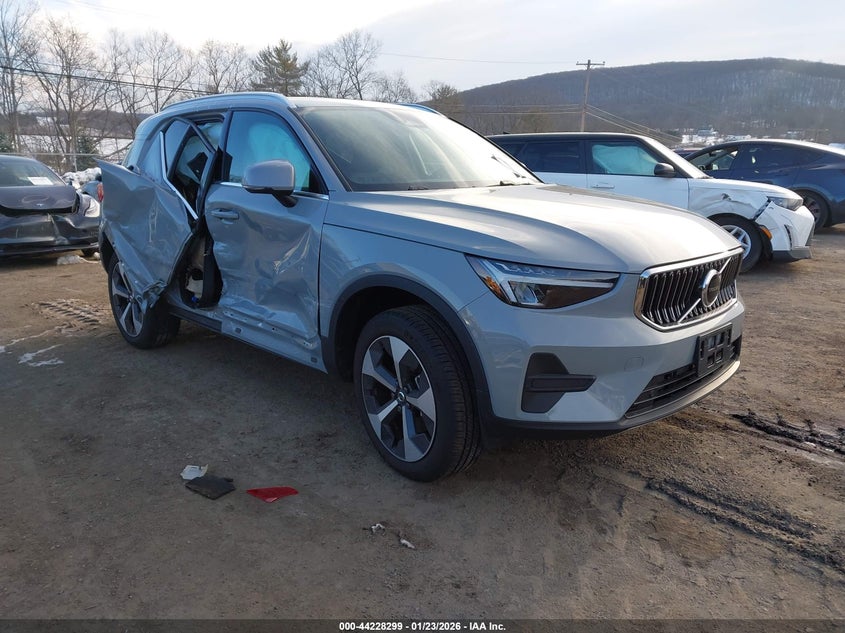 2025 Volvo Xc40 B5 Core Bright Theme