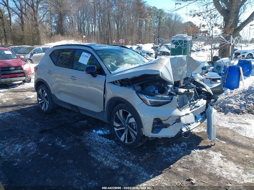 2025 Volvo Xc40 B5 Plus Dark Theme