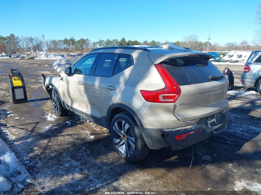 2025 Volvo Xc40 B5 Plus Dark Theme