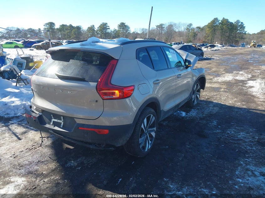 2025 Volvo Xc40 B5 Plus Dark Theme