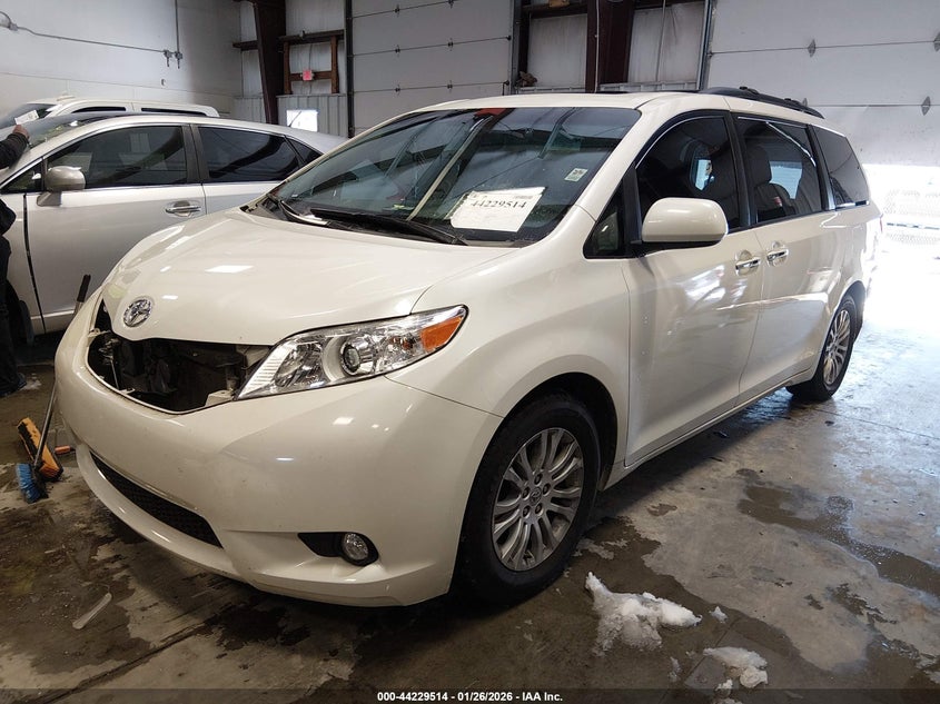 2016 Toyota Sienna Xle 8 Passenger