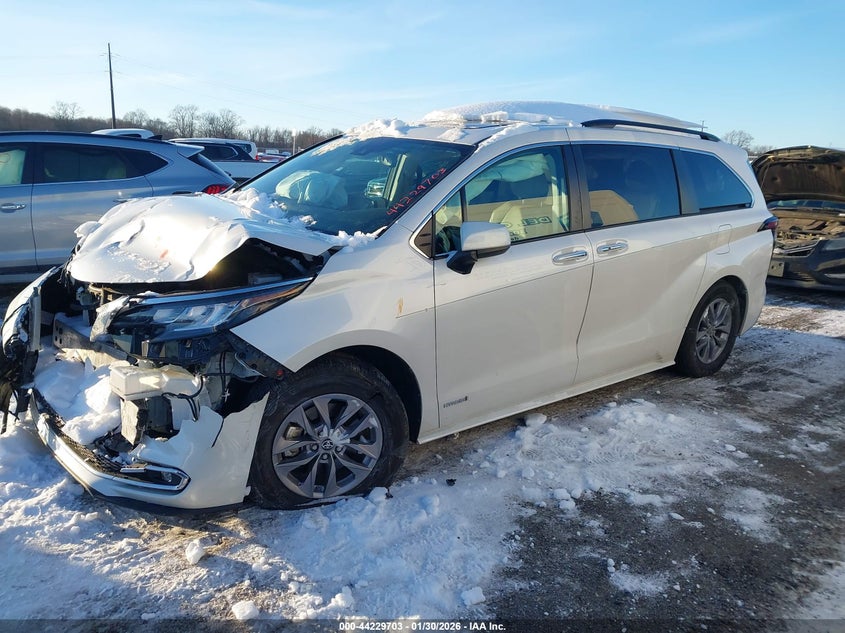2021 Toyota Sienna Xle