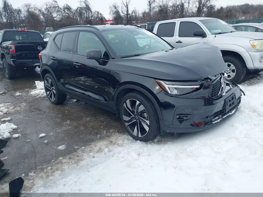 2023 Volvo Xc40 B5 Plus Dark Theme