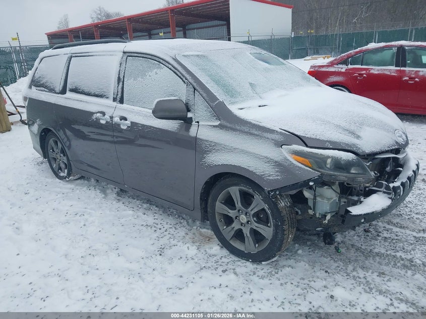 2015 Toyota Sienna Se 8 Passenger