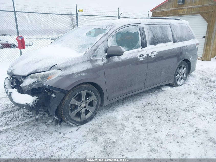 2015 Toyota Sienna Se 8 Passenger