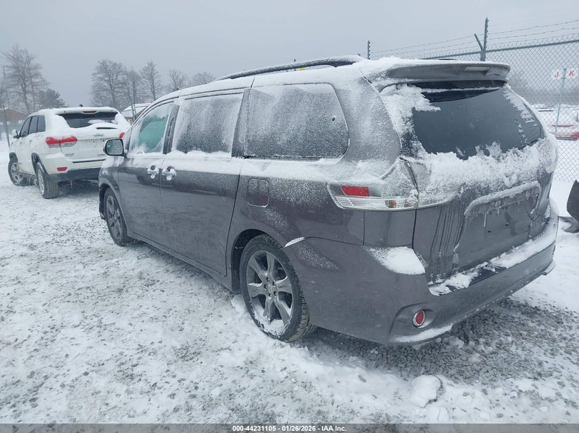 2015 Toyota Sienna Se 8 Passenger
