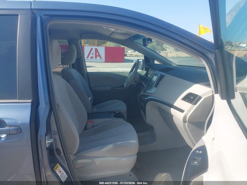 2013 Toyota Sienna Le V6 8 Passenger