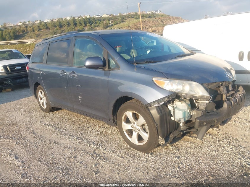 2013 Toyota Sienna Le V6 8 Passenger