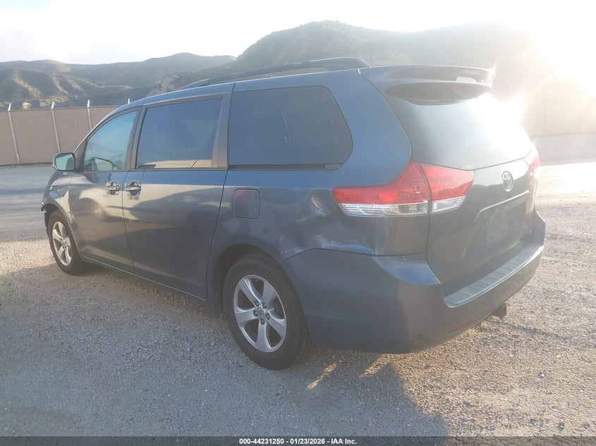 2013 Toyota Sienna Le V6 8 Passenger