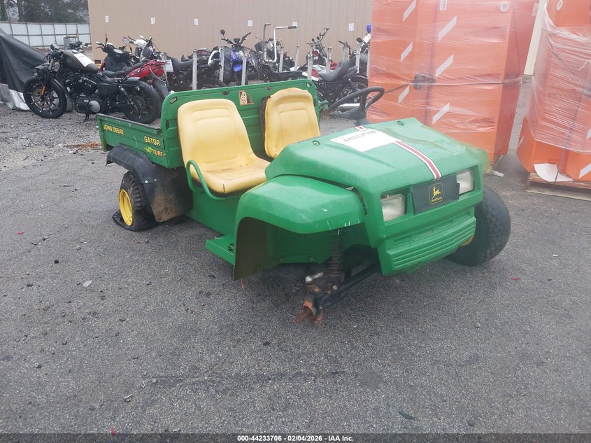 2000 JOHN DEERE GATOR auction photo 1