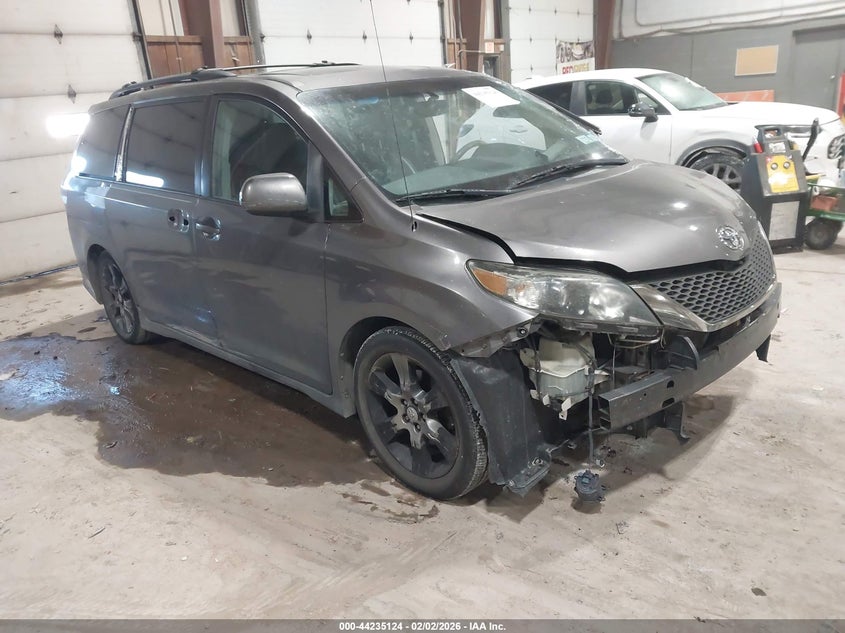 2012 Toyota Sienna Se 8 Passenger