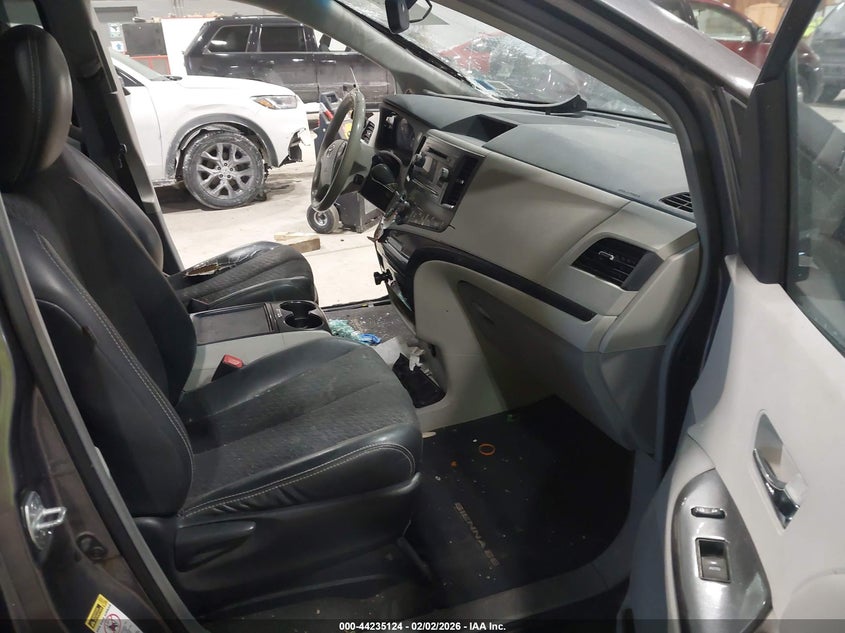 2012 Toyota Sienna Se 8 Passenger