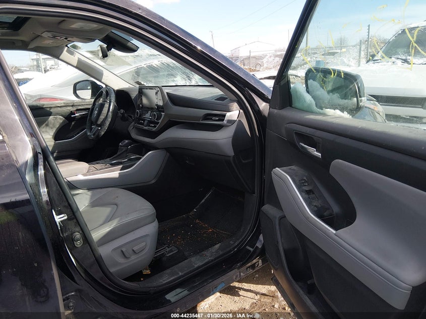 VIN 5TDGZRBH0LS008564 2020 TOYOTA HIGHLANDER XLE