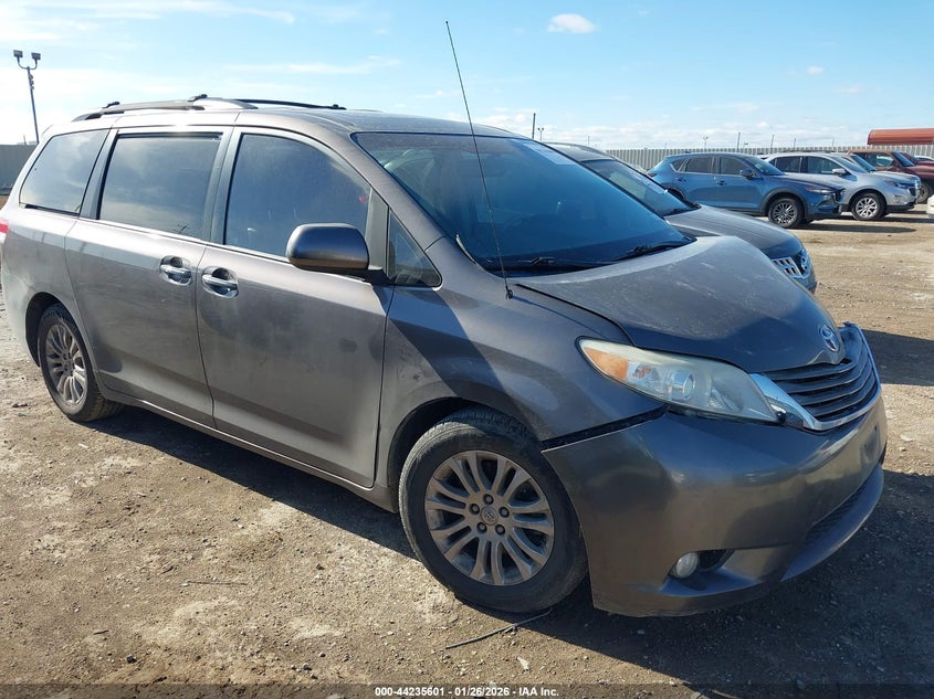 2013 Toyota Sienna Xle V6 8 Passenger
