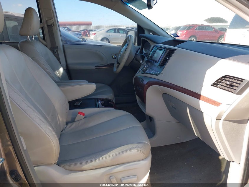 2013 Toyota Sienna Xle V6 8 Passenger