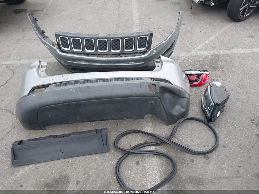 VIN 3C4NJCBB0KT677008 2019 JEEP COMPASS LATITUDE FWD