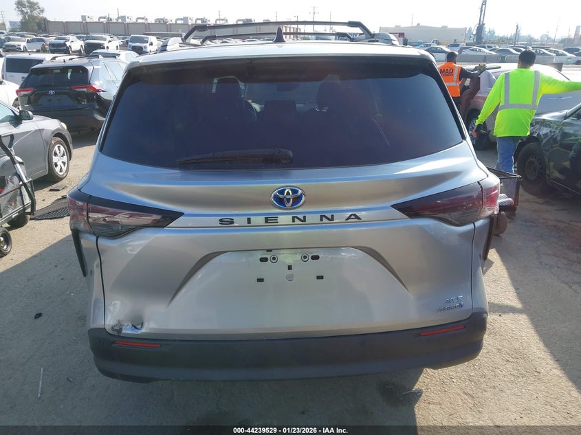 VIN 5TDJRKEC3PS177853 2023 TOYOTA SIENNA XLE