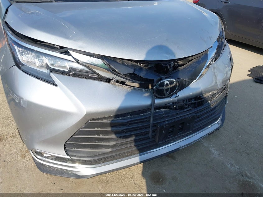 VIN 5TDJRKEC3PS177853 2023 TOYOTA SIENNA XLE