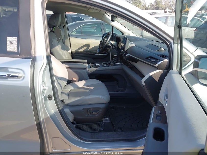 VIN 5TDJRKEC3PS177853 2023 TOYOTA SIENNA XLE