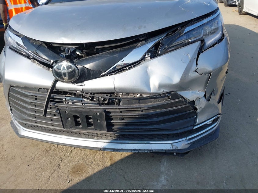 VIN 5TDJRKEC3PS177853 2023 TOYOTA SIENNA XLE
