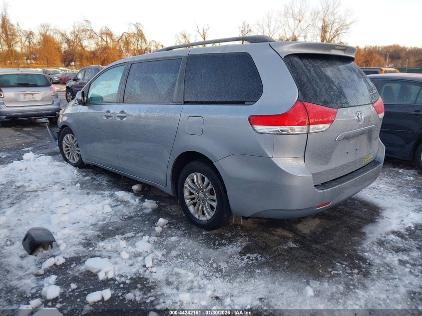 2013 Toyota Sienna Xle V6 8 Passenger
