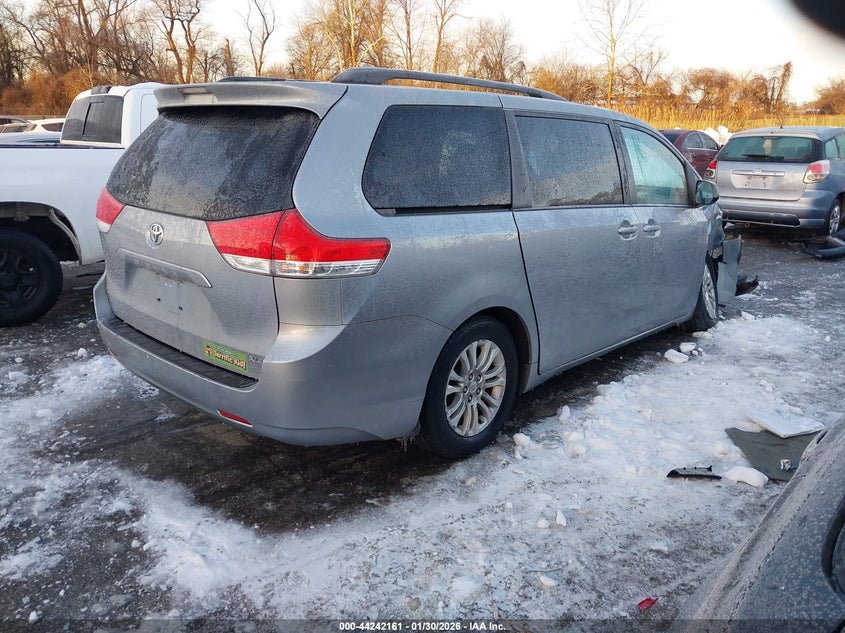 2013 Toyota Sienna Xle V6 8 Passenger