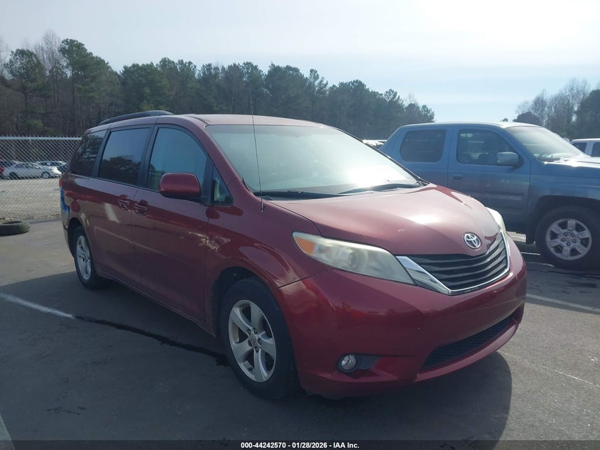 2014 Toyota Sienna Le V6 8 Passenger
