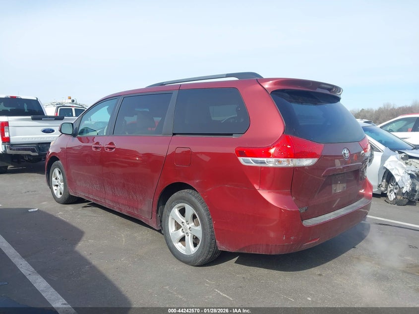 2014 Toyota Sienna Le V6 8 Passenger