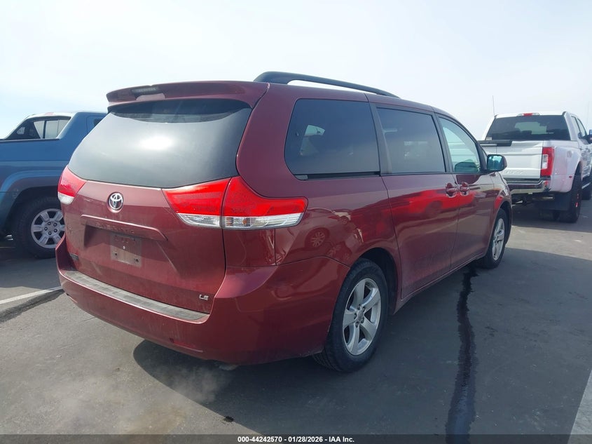 2014 Toyota Sienna Le V6 8 Passenger