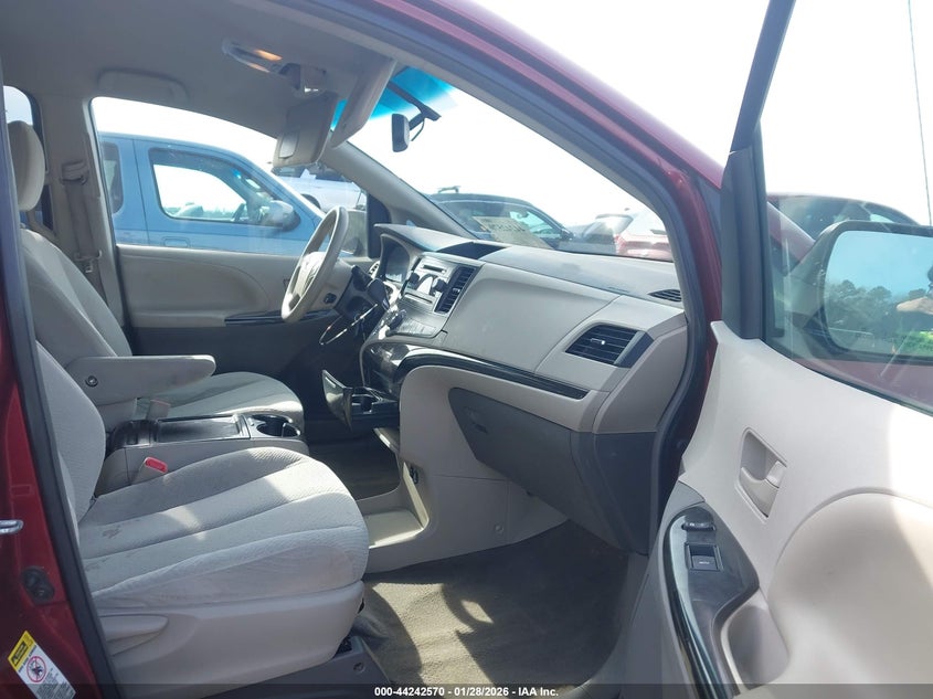2014 Toyota Sienna Le V6 8 Passenger