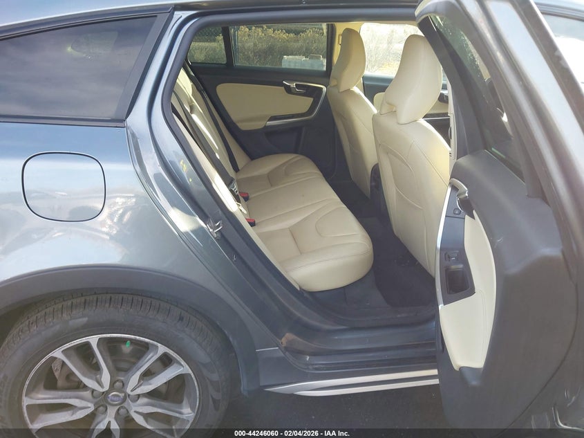 2017 Volvo V60 Cross Country T5 VIN: YV440MWKXH1040235 Lot: 44246060