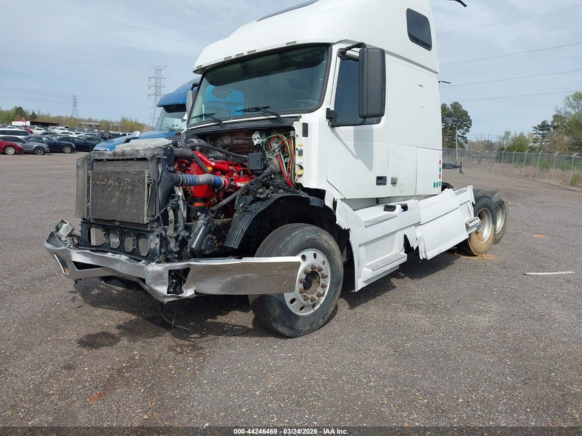 2014 VOLVO VN auction photo 2