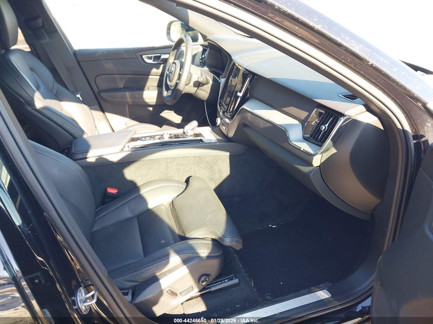 2025 Volvo Xc60 B5 Ultra Black Edition