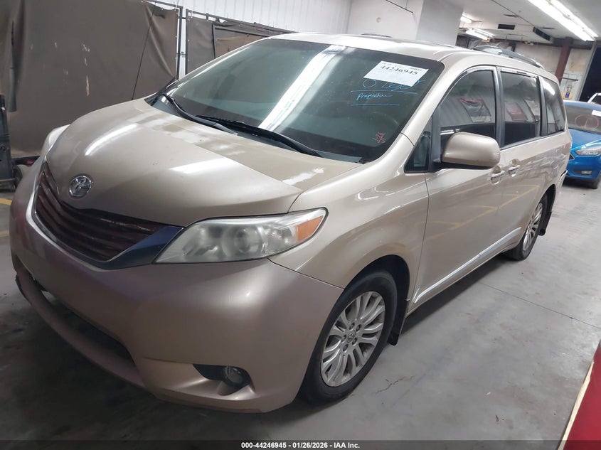 2013 Toyota Sienna Xle V6 8 Passenger
