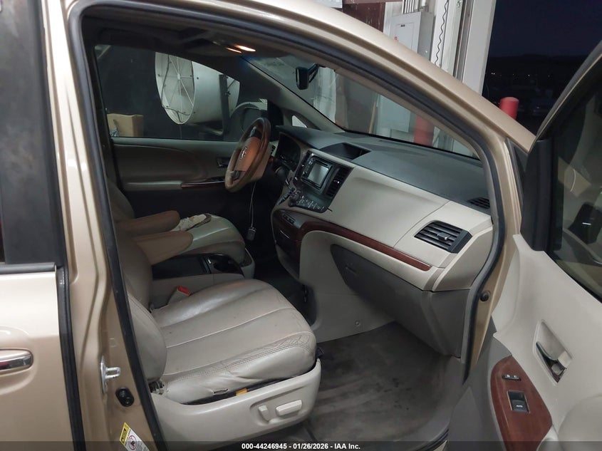 2013 Toyota Sienna Xle V6 8 Passenger