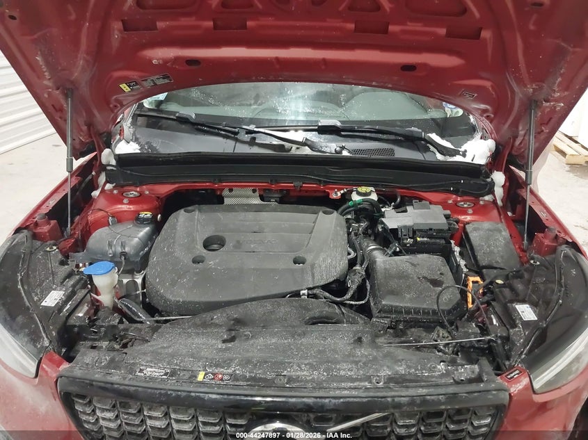 VIN YV4L12UW4P2943637 2023 VOLVO XC40 B5 PLUS DARK THEME