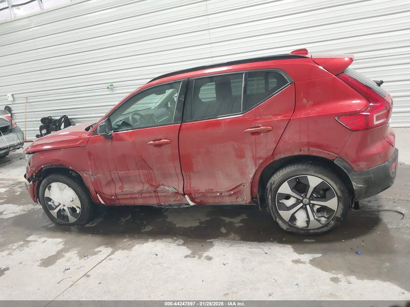 VIN YV4L12UW4P2943637 2023 VOLVO XC40 B5 PLUS DARK THEME