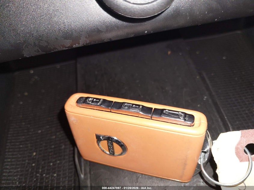 VIN YV4L12UW4P2943637 2023 VOLVO XC40 B5 PLUS DARK THEME