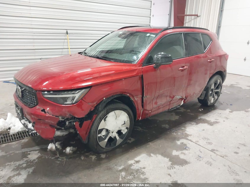VIN YV4L12UW4P2943637 2023 VOLVO XC40 B5 PLUS DARK THEME