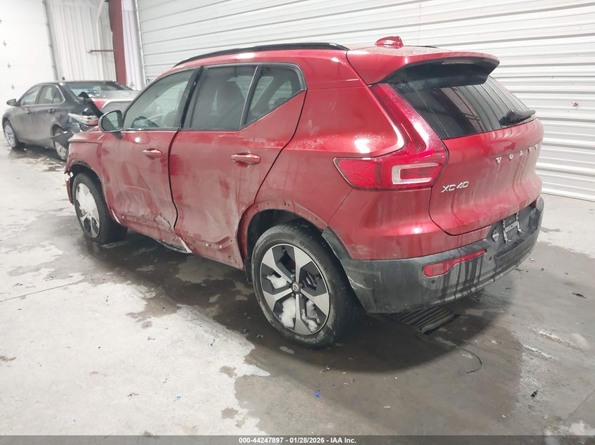 VIN YV4L12UW4P2943637 2023 VOLVO XC40 B5 PLUS DARK THEME