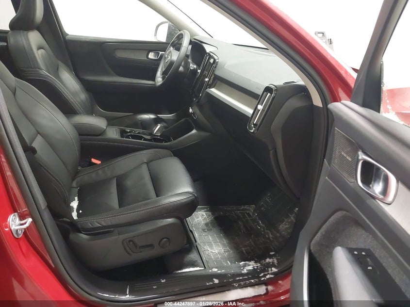VIN YV4L12UW4P2943637 2023 VOLVO XC40 B5 PLUS DARK THEME