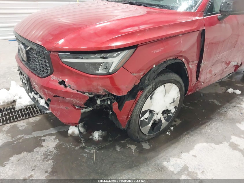 VIN YV4L12UW4P2943637 2023 VOLVO XC40 B5 PLUS DARK THEME