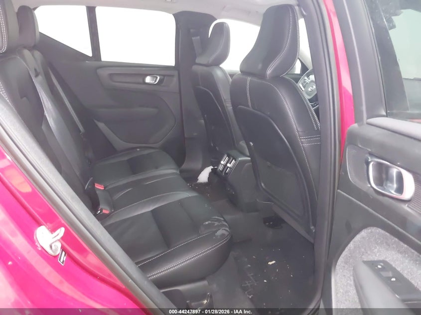 VIN YV4L12UW4P2943637 2023 VOLVO XC40 B5 PLUS DARK THEME