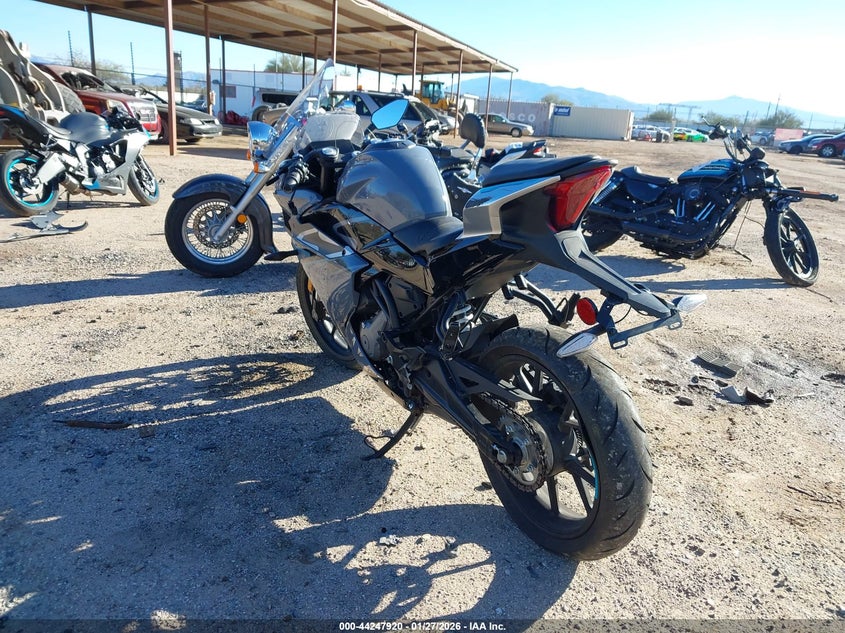 VIN: LCEPDPL32P6001045 2023 CF MOTO 300SS