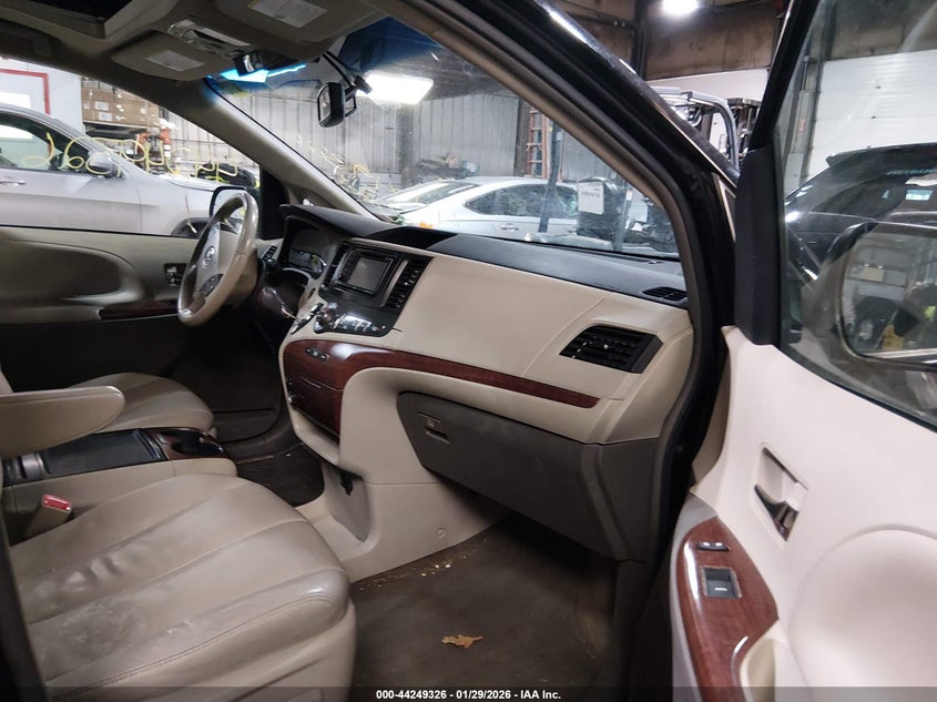 2013 Toyota Sienna Xle V6 8 Passenger