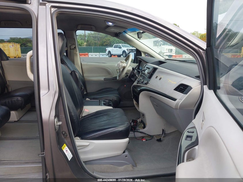 2013 Toyota Sienna L V6 7 Passenger