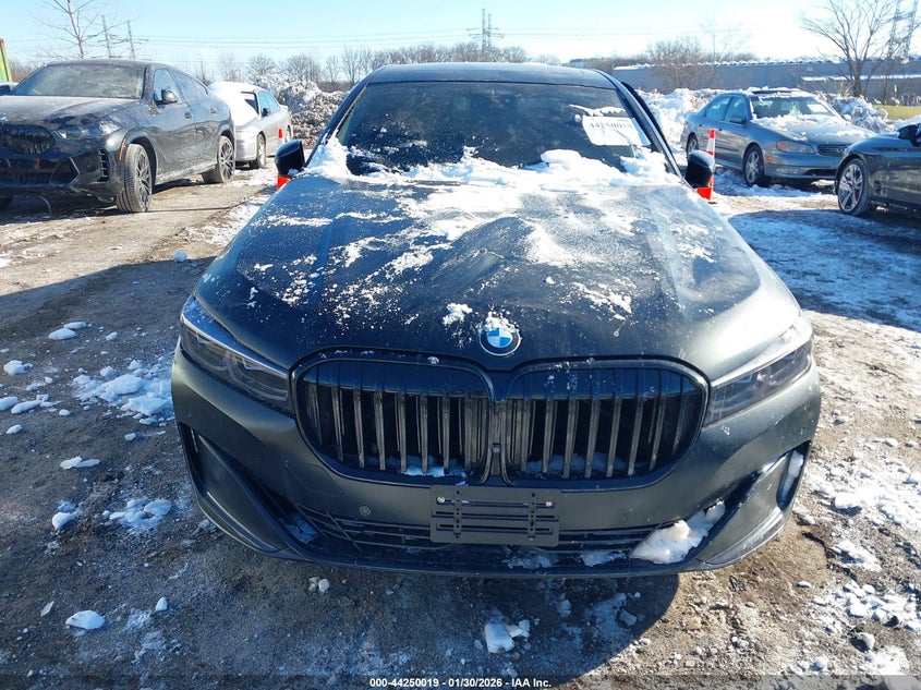 2021 BMW 750i - widok 12