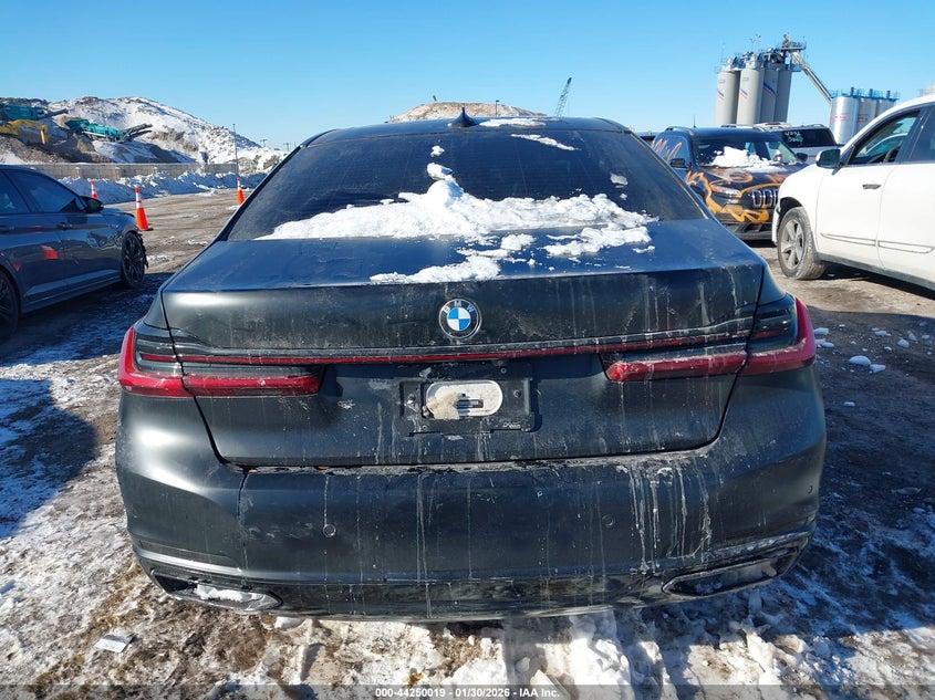 2021 BMW 750i - widok 16
