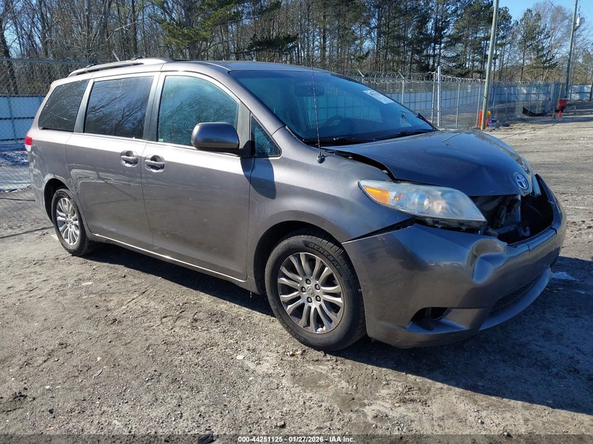 2013 Toyota Sienna Xle V6 8 Passenger