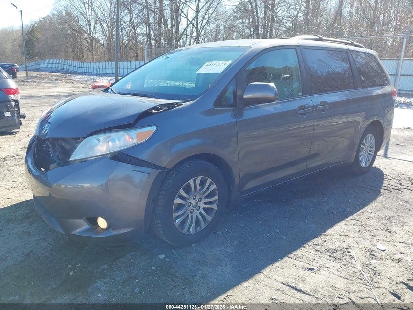 2013 Toyota Sienna Xle V6 8 Passenger